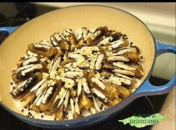 step4: - 將蟶子背向上插入熱粗鹽
- 冚蓋，中火焗5分鐘，熄火再焗5分鐘（按蟶子大小調較時間）