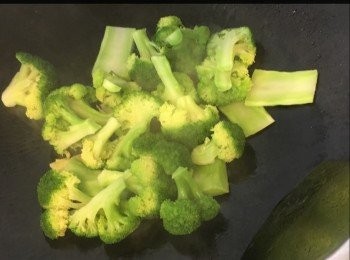 step5: 加入西蘭花，灒下少許清水，鹽，糖適量快炒兜勻，盛出。