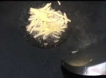step8: 加入薑絲爆香，灒下約大半碗水，加入生粉水勾芡。