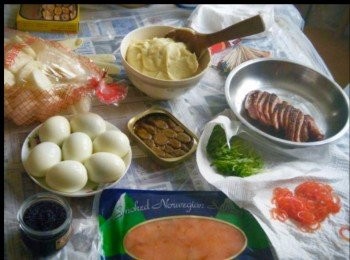 step1: 1/  薯仔洗淨，連皮烚熟，櫬熱去皮，壓成蓉過篩使其幼滑，加入（ <span class="group_2">薯蓉調味料</span>）拌勻，調適味，用鮮奶調教軟硬度，入落已裝唧咀唧袋內，備用。

2/  方包用2時圓筒壓模，壓出圓片，每塊方包可壓出5－6片。

3/  剝殻熟雞蛋用切片器，切成片。

4/  煙鴨胸解凍，用易㓗鑊中火，煎香鴨胸肉兩面金黃，加入清水約半碗，轉小火加蓋煎至收乾水份，攤涼切片。

5/  煙三文魚用廚剪，剪成小段，捲成環圈形。

6/  紅椒去蒂，用小刀尖刮出紅椒內籽，切成薄圓圈形，泡凍開水片刻，瀝乾水，用廚紙吸乾。

7/  荳苗用