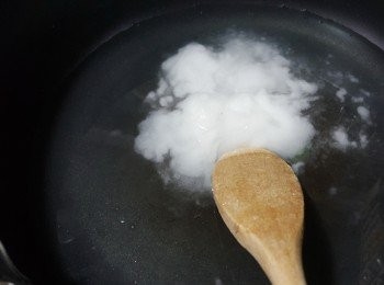 step3: 將125g寒天粉用450g水煮滾，熄火攪約1分鐘待粉溶解(由凍水開始落粉,否則粉會易一舊舊)