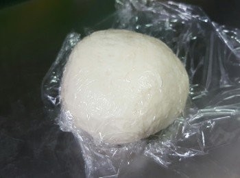 step1: 將酵母倒入溫水中，靜止 4 分鐘；
高筋麵粉、低筋麵粉、砂糖 及鹽混合，倒入酵母液搓成團；
再加入油，搓至不粘手，滾圓；
蓋上保鮮紙，發酵 30至40 分鐘；
將發酵好的麵團，排氣，滾圓、包上保鮮紙，休息10分鐘；