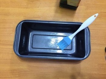 step3: 於模具塗油，一層綠一層白相間蒸熟，最後一層蒸20分鐘。放涼切片即可。