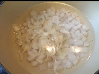 step1: 將水煲滾，加入海底椰同鮮百合煲淋。