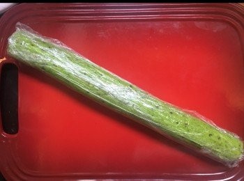 step4: 將粉團包上保鮮紙，放入雪櫃雪半個鐘。