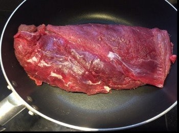 step1: 牛柳先下鹽塗滿，再落煎pan，開大火煎封四面，最後下少許黑胡椒，先盛起。
焗爐請預時間預熱為１８０°