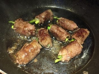 step4: 轉色後，再轉第二面再煎。
此時可落<span class="group_2">調味料</span>。