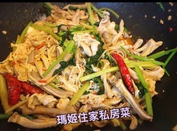 step8: 落金菇炒軟👉🏻再落糖芹炒👉🏻最後試味（如果試味有鹹辣之差，你可以自己加減
攤凍雪入雪櫃～臨食之前可以灑上芝麻（呢款菜式你鍾意凍食又得～鍾意熱食亦得）
完成