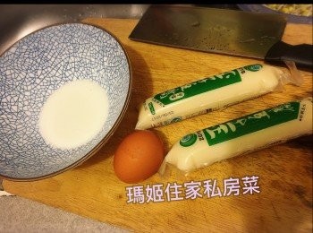 step1: ～開定粉漿先👉🏻一湯匙鷹粟粉 一湯匙水 預先攪勻👉🏻再發一隻雞蛋👉🏻再將兩樣一齊溝埋攪勻
～玉子豆腐中間位置切開👉🏻拎走包裝袋👉🏻再切件
