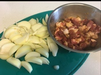 step1: 首先<span class="group_2">醃豬腩</span>先，醃肉期間將洋蔥切小