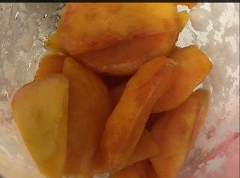step1: 首先將生果去皮切粒，加冰加蜜糖一齊用攪拌棒攪拌，但唔需要打到變水，留下少少果肉，然後倒落4個小杯，放入急凍至少30分鐘，咁就係鮮果肉沙冰