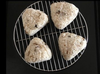 step2: 將焗爐預熱 180度 10分鐘，然後將飯團放上架，放入預熱左既焗爐，焗 2分鐘攞出塗上<span class="group_2">醬油</span>再焗 8分鐘，再攞出反轉塗另外一邊，再焗 8分鐘，得閒望一望以免焗燶，焗好後攞出用紫蘇葉包住一齊食