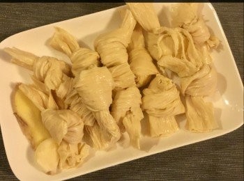 step2: 鮮腐竹洗淨，將每一條腐竹，打個結可防止腐竹煮後會散，備用。