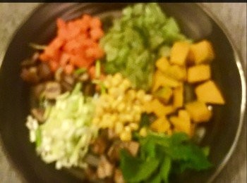 step1: <span class="group_1">食材</span>：
1杯米。
1湯匙玉米。
1茶匙洋葱，切碎。
1湯匙䓤，切碎。
1湯匙紅蘿蔔，切碎。
5隻熟蝦。
(全齋的朋友，可去除蝦的項目）。
2湯匙青檸汁。
少許鹽和胡椒粉備用。
小束芫茜，備用。
1湯匙油。