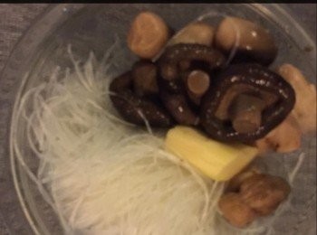 step3: 叧加： 新鮮草菇和香菇 ， 洗淨及切開兩邊，加醤油和糖調味。