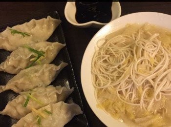 step3: 將適量的熱水在鍋內沸騰，把餃子倒進去鍋內煮3 - 5 分鐘即可。進食時可加上醬油或醋，味道更可口。