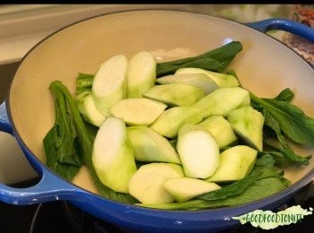 step1: 調味
牛油大約兩茶匙、魚露兩湯匙、麻油少許

- 勝瓜去皮，切厚片
- 用菜心或娃娃菜鋪buffet底
- 蒜頭打成蒜蓉（唔駛打到太蓉，會冇咬口），粉絲浸熱水直至變軟身就可以上水
- 將軟咗嘅粉絲切細段再加入已處理好嘅蒜蓉，加入牛油、魚露、麻油攪均