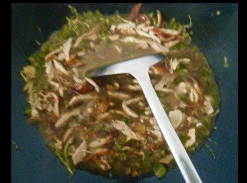 step2: 煮法：
燒紅鑊加入少許油，爆香薑絲，雪菜，火鴨絲，加下鴨骨湯，下適量生抽，老抽，糖調適味，加入鴛鴦米粉拌勻，加蓋炆煮2－3分鐘，再下韭黃，蔥度，銀芽，紅椒絲，麻油兜勻至收乾汁液8成，上碟即成。

不䀆之處，敬希見諒！多謝收👀。