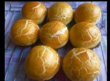 step10: 預熱焗爐200度（上下火）約10分鐘

餅坯面掃上1層蛋液，以180度入爐中層，焗約5－8分鐘，餅面乾爽

出爐再掃一層蛋液，再入爐中層焗多15－18分鐘

轉上層以200度搶色，真至焗至金黃色，約3－5分鐘即成，出爐⋯⋯用風扇吹涼和吹走水氣，比較鬆脆

註：
餅面花紋是要塗抹2次蛋液，當蛋液被熱力烘乾，做成脆蛋膜，當酥皮焗至漲起時，迫裂蛋膜做成花紋的