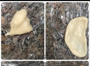 step8: 用一張新保鮮紙放置糯米糰對摺，再用木棍壓扁（呈餃子皮形狀）。