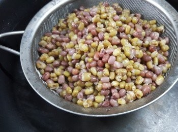 step2: 再將紅綠豆煮滾後，轉用中火煮15分鐘，試吓豆夠唔夠淋，唔淋就煮多10分鐘，熄火後焗10分鐘，隔去水份待用(豆煮得太淋亦冇口感)