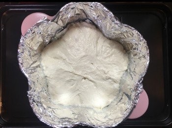 step6: 鐵鑄煲上佈上錫紙，放入<span class="group_2">粉團</span>。