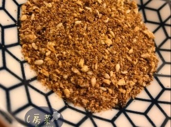 step2: <span class="group_2">素肉鬆</span>
- 將鑊加熱， 加油 小火至油熱 
- 加豆渣炒至乾身，加芝麻炒香
- 加糖，生抽調味 
- 放涼， 入樽
- 可用黎送飯 ， 送粥 ， 夾麵包