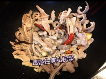 step7: 落豬肚炒香👉🏻落半瓶蓋米酒炒👉🏻落雞粉炒👉🏻落辣豆瓣醬及花椒油兜勻