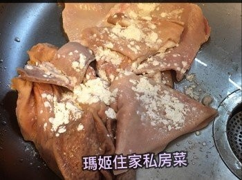 step2: 內外翻面加鹽及生粉搓洗👉🏻再加生粉繼續搓揉乾淨