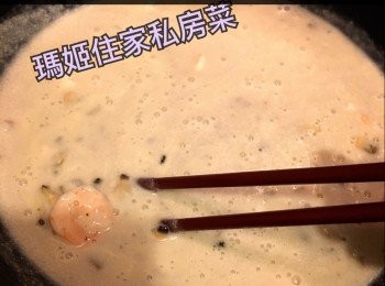 step8: ～落蝦仁及蜆肉煮一陣