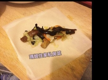 step5: 預先準備雞蛋👉🏻打均勻👉🏻用一個平嘅地方放上春捲皮👉🏻然後在中間位置放上適量已炒好嘅椰菜冬菇甘筍絲