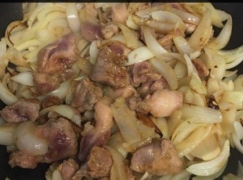 step2: 預備<span class="group_3">醬料</span>，跟住炒香洋蔥，炒至醮醮地落豬腩，當豬腩 7成熟時，落<span class="group_3">醬料</span>，炒混直至豬腩全熟