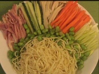 step1: 將青瓜/黃瓜 150 克，切絲。
-冷麵 120 克，用冷開水沖洗
  冷麵，瀝乾後放在碟上。
-火煺切絲（或雞肉 90 克，
  煮熟, 撕成幼絲）。
-甘筍/紅蘿蔔 50 克，切絲。
-毛豆50克，煮熟後去豆莢。
-素雞1包，略煮片刻，待冷
  後切絲。