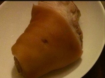 step1: 豬踭解凍後，出水十五分鐘後，洗淨待用。