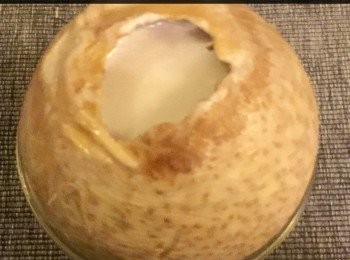 step3: 將椰子汁和椰奶倒入杯內混和後，把雪耳倒入椰子殼內。