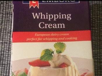 step3: 將鮮忌廉以打蛋器高速打，加少許糖，一直打至忌廉企為止，備用。