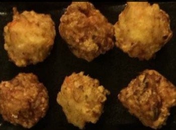 step3: 完成後的蝦小丸子；放入燒熱了的植物油炸至金黃色便可。

醬料：
金桔油 （潮洲雜貨鋪有售）


想知道我更多食譜，可去我Facebook 專頁。

https://m.facebook.com/carlineki/