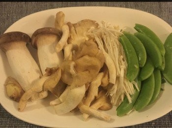 step1: 洗淨雜菌菇，然後用廚房紙吸乾水份備用。

洗淨蜜糖豆備用。