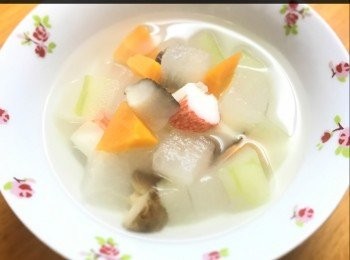 step3: 預計煲10分鐘，然後落蟹柳和鹹蛋，如不喜歡鹹蛋可加鹽就OK了(>^ω^<)很簡單的平民湯水，減肥也可以飲哦～