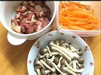 step1: 將三樣嘢， 一次過放入飯煲 ，再加入<span class="group_2">醬料</span>