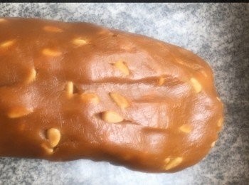 step6: 黃蓮蓉和松子仁搓勻

自製黃蓮蓉，請參考我專頁自製［ 純正黃蓮蓉，白蓮蓉 ］