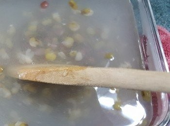 step4: 將隔好水的紅綠豆用盒裝起，再將攪溶後的寒天粉倒入紅綠豆中拌勻，座於冰水中待凍