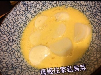 step2: 然後將玉子豆腐放落蛋漿內