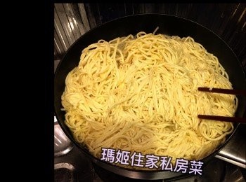 step2: ～煲滾水落伊麵👉🏻留意伊面其實好快就熟