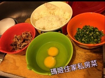 step1: ～豆角洗乾淨切粒用鹽水浸👉🏻過清水鯨乾👉🏻備用
～叉燒切粒👉🏻備用～雞蛋發均勻👉🏻備用