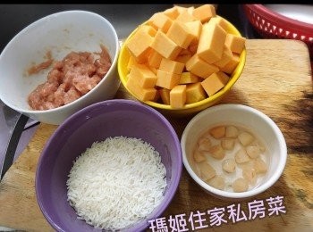 step1: 將米洗乾淨👉🏻倒哂D水放米醃料👉🏻醃10分鐘到👉🏻再下正常水
～干貝用䁔水浸👉🏻豬肉用醃料醃15分鐘到
～南瓜去皮去核👉🏻洗乾淨切粒