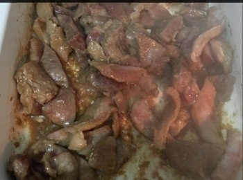 step2: 先炒半熟豬肉