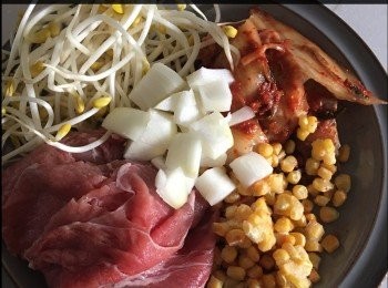 step1: 將洋蔥，泡菜切小