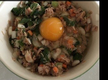 step1: 青椒切成一圈圈，洋蔥切 3圈待用，其餘切粒，紅蘿蔔同葱都切粒，同吞拿魚，1隻蛋，鹽，胡椒粉一齊攪混