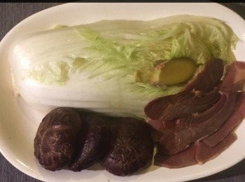step1: 紹菜洗淨，但不要弄壞菜葉，然後切開兩邊備用。
將香菇洗淨後浸泡 水中15 分鐘。金華火腿洗浄備用